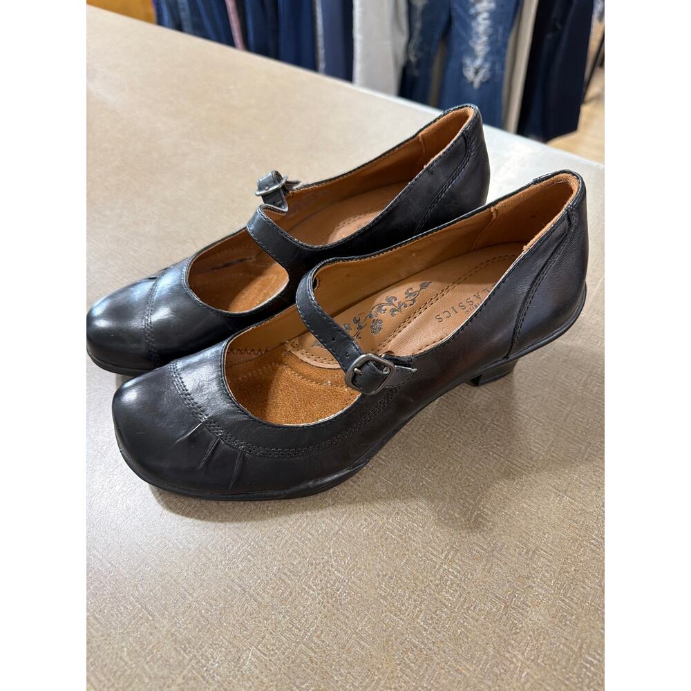 Earth Spirit Classics Black Leather Mary Jane style heels size 8